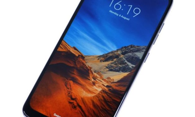 Új folyadékhűtéses izomtelefon érkezik a Xiaomitól Pocophone F1 néven