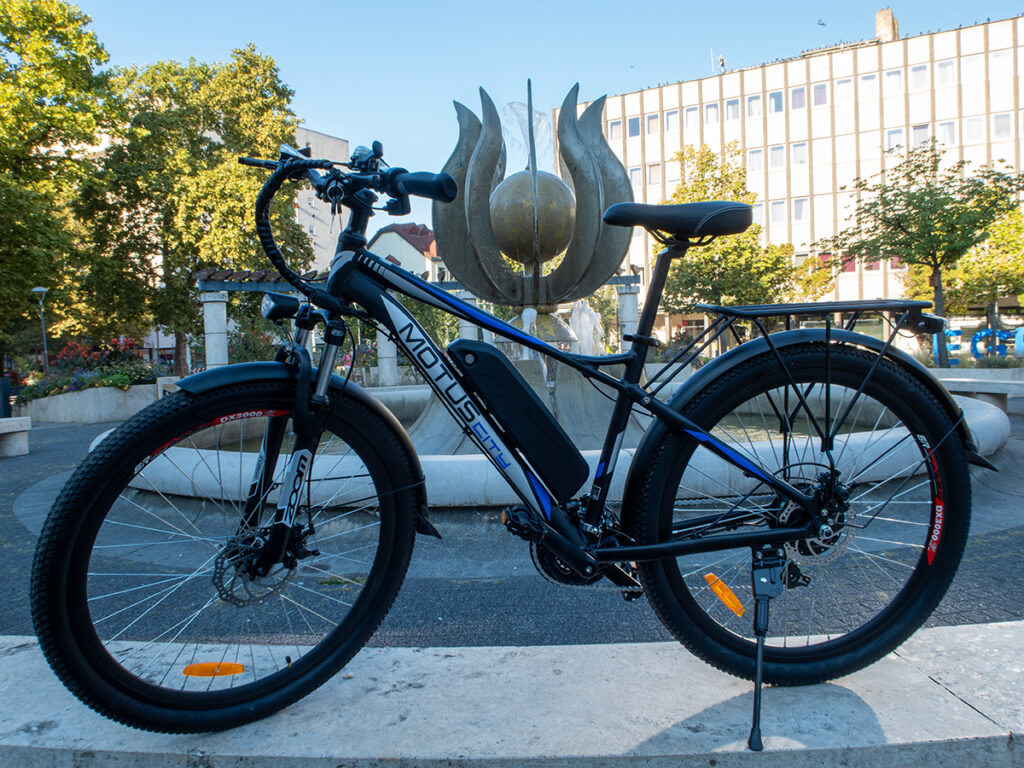 MOTUS City e-bike teszt - 27,5 colos bringa egy roller áráért 15