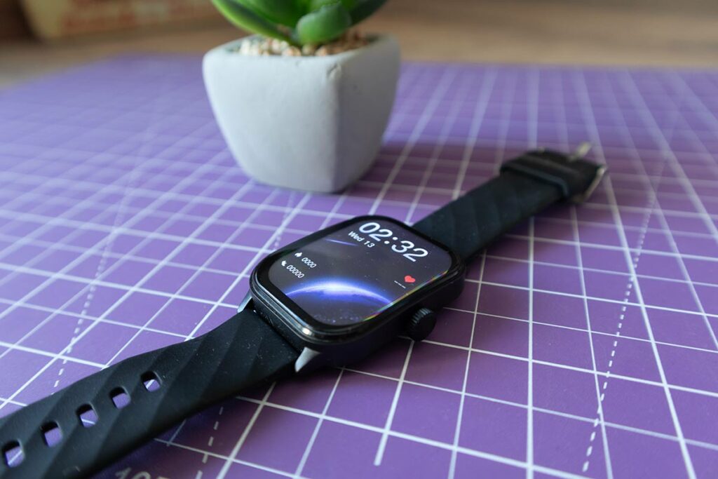 BlitzWolf BW-HL5 a smart watch on a table